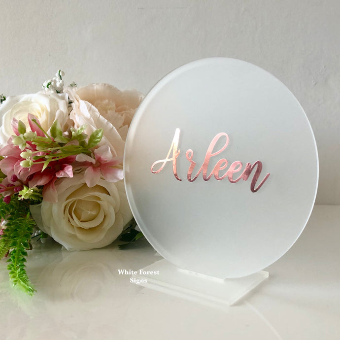 Round frosted table names.